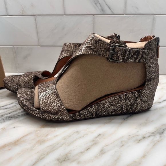 WOMEN'S Gentle Souls By Kenneth Cole Gisele Wedge Sandal, Antique Gold Metallic - Picture 4 of 12